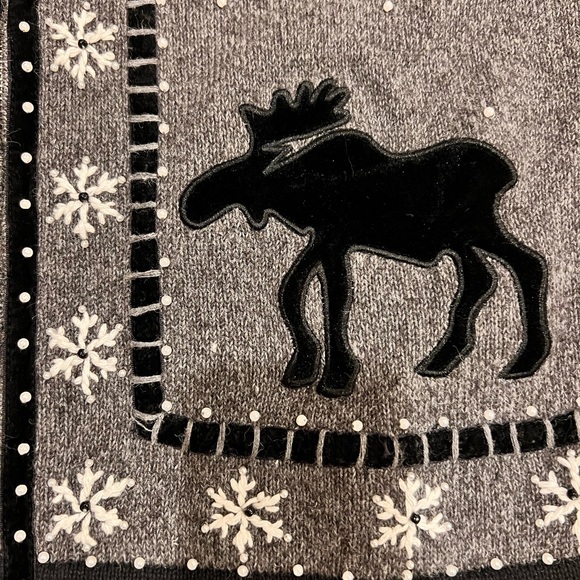 Holiday Gray Zip Up Sweater Embellished Pearl Accent and Velvet Moose Vintage M - Picture 2 of 4